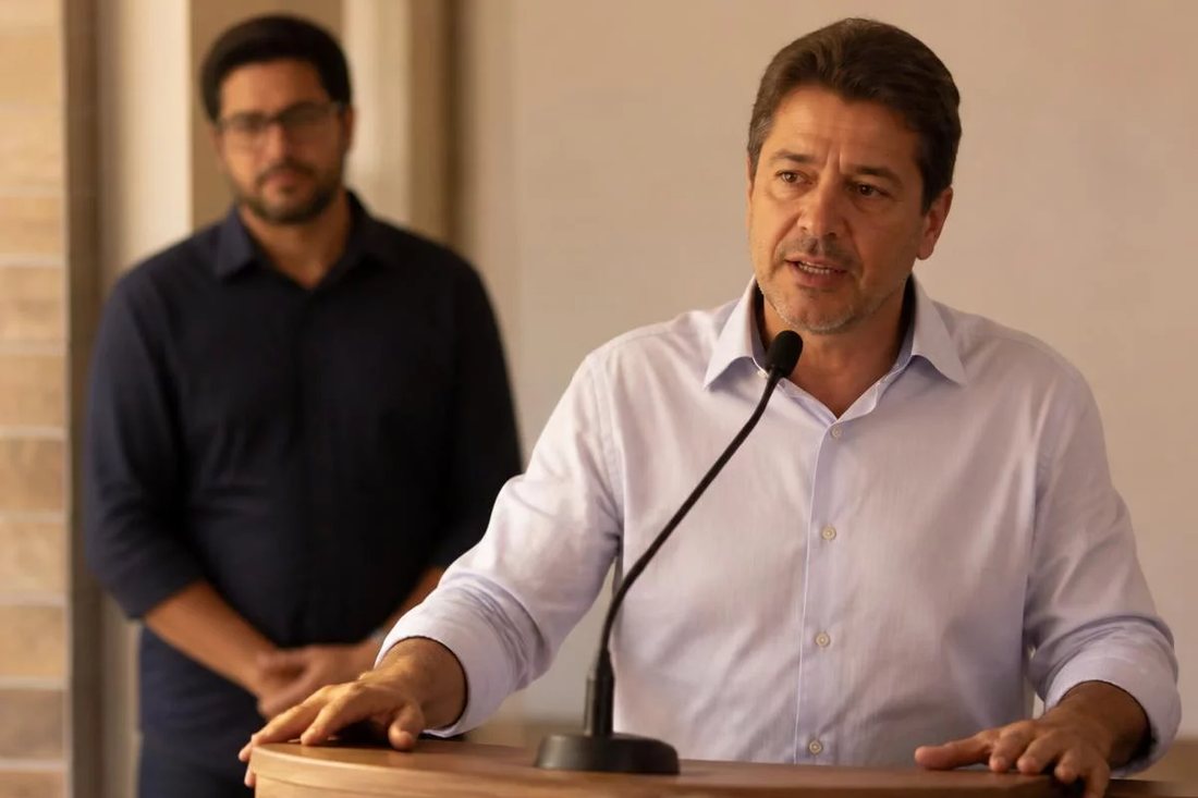Folha aberta na mesa com um raciocínio traçado à mão